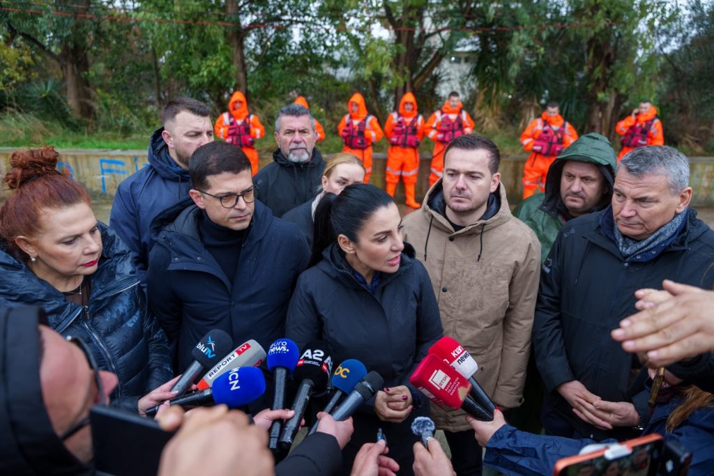 Balluku zbret në terren: “Të shohim nga afër përmbytjen, se dosjen e shohim më vonë”
