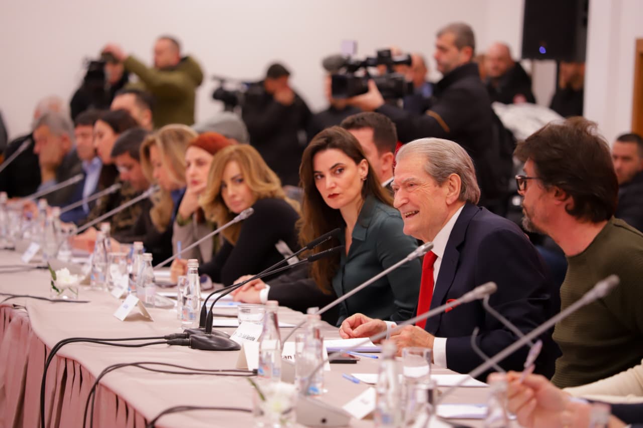 Tryeza e Frontit Opozitar, pa opozitë: Berisha mbledh aktorë, gazetarë dhe këngëtarë për të shpëtuar Shqipërinë