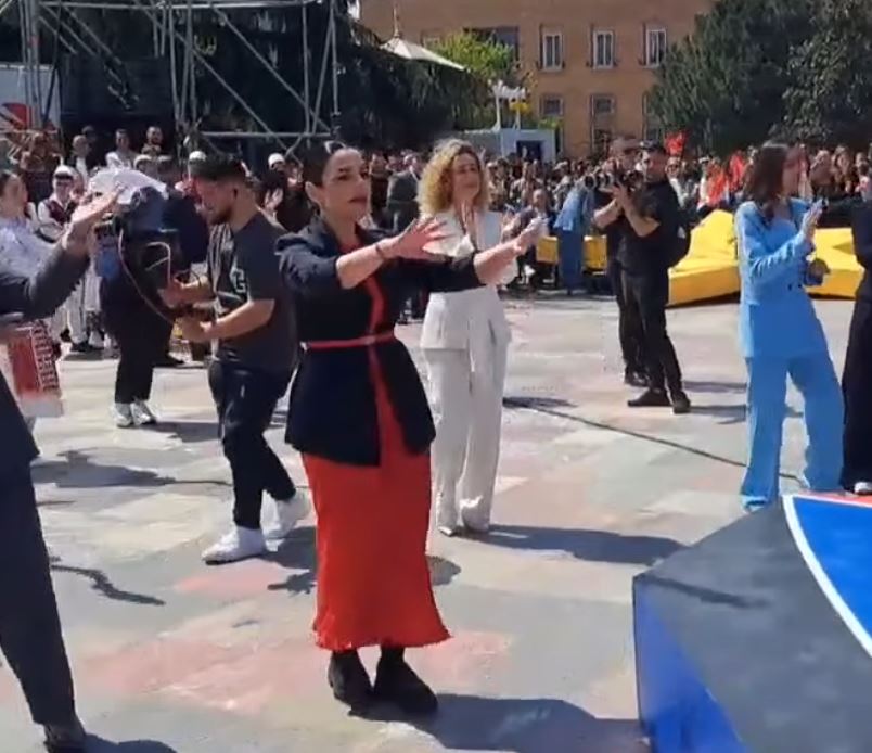 Balluku sqaron publikun: “S’kam as 300, as 30, as 3 apartamente, nuk kam lidhje me korrupsionin