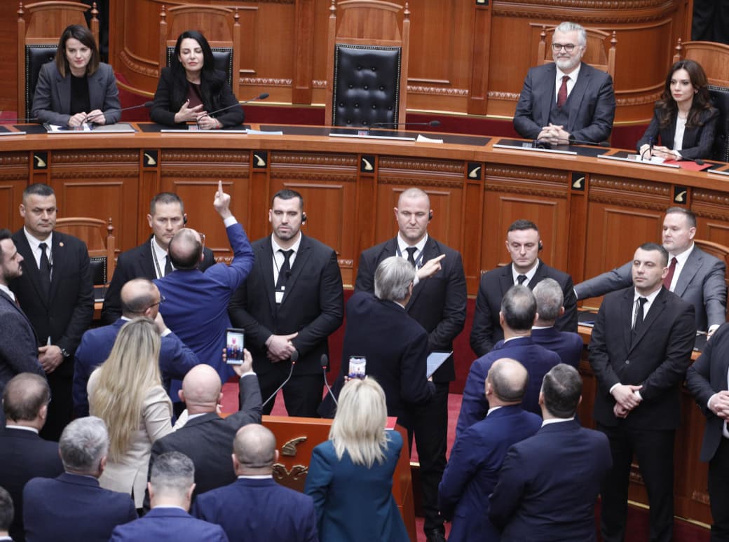 Balluku shfaqet në Kuvend, karshillëk SPAK-ut dhe qytetarëve